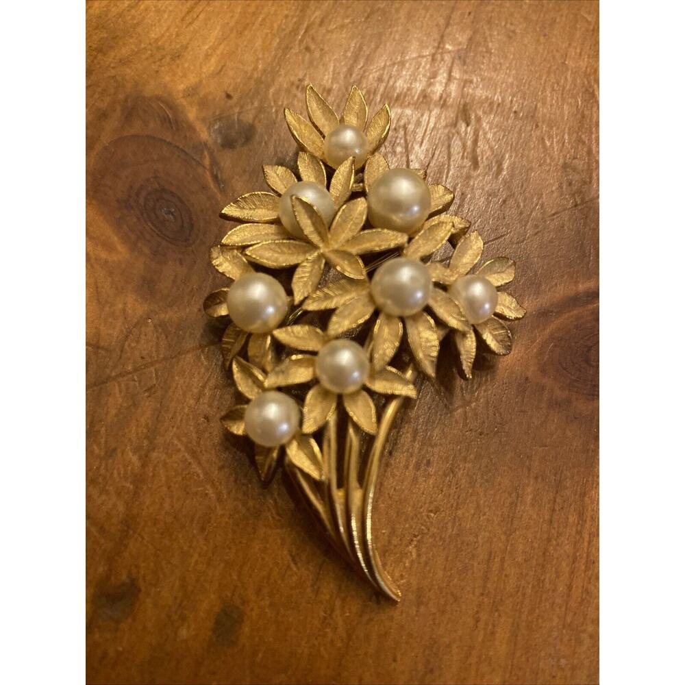 Vintage Trifari Gold Tone Pearl Brooch Pin free shipping